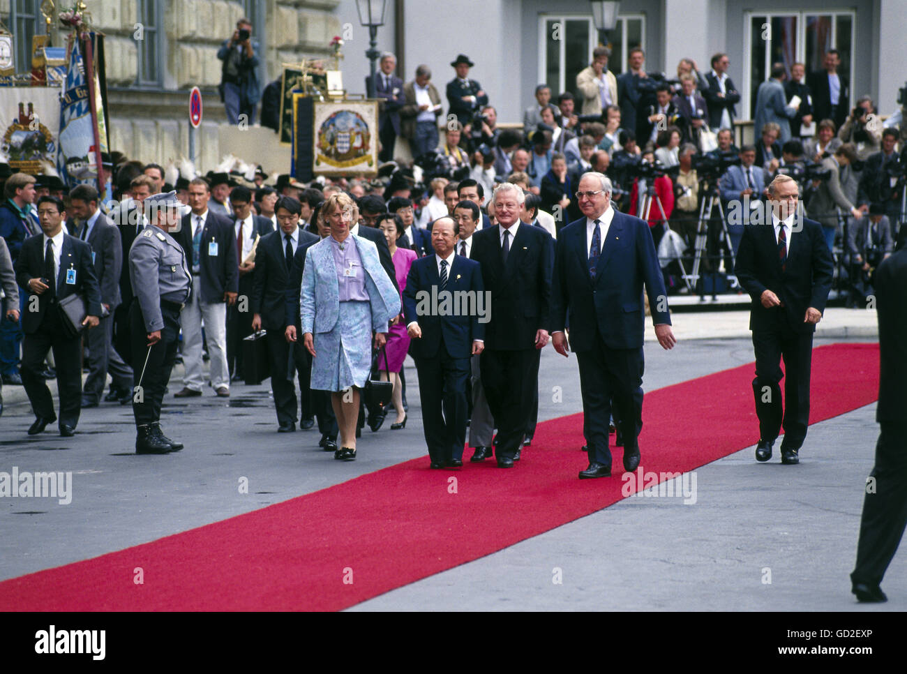 Politique, conférences, sommet du G-7, Munich, 6.- 8.7.1992, réception des invités de l'Etat, Max-Joseph-Platz, 6.7.1992, Chancelier Ferderal Helmut Kohl, Premier ministre de Bavière Max Streibl, Premier ministre du Japon Miyazawa Kiichi, tapis rouge, Max Joseph Platz, presse, politiciens, Conférence du G7, Allemagne, années 1990, années 90, droits historiques du 20e siècle, Clearences, non disponibles Banque D'Images