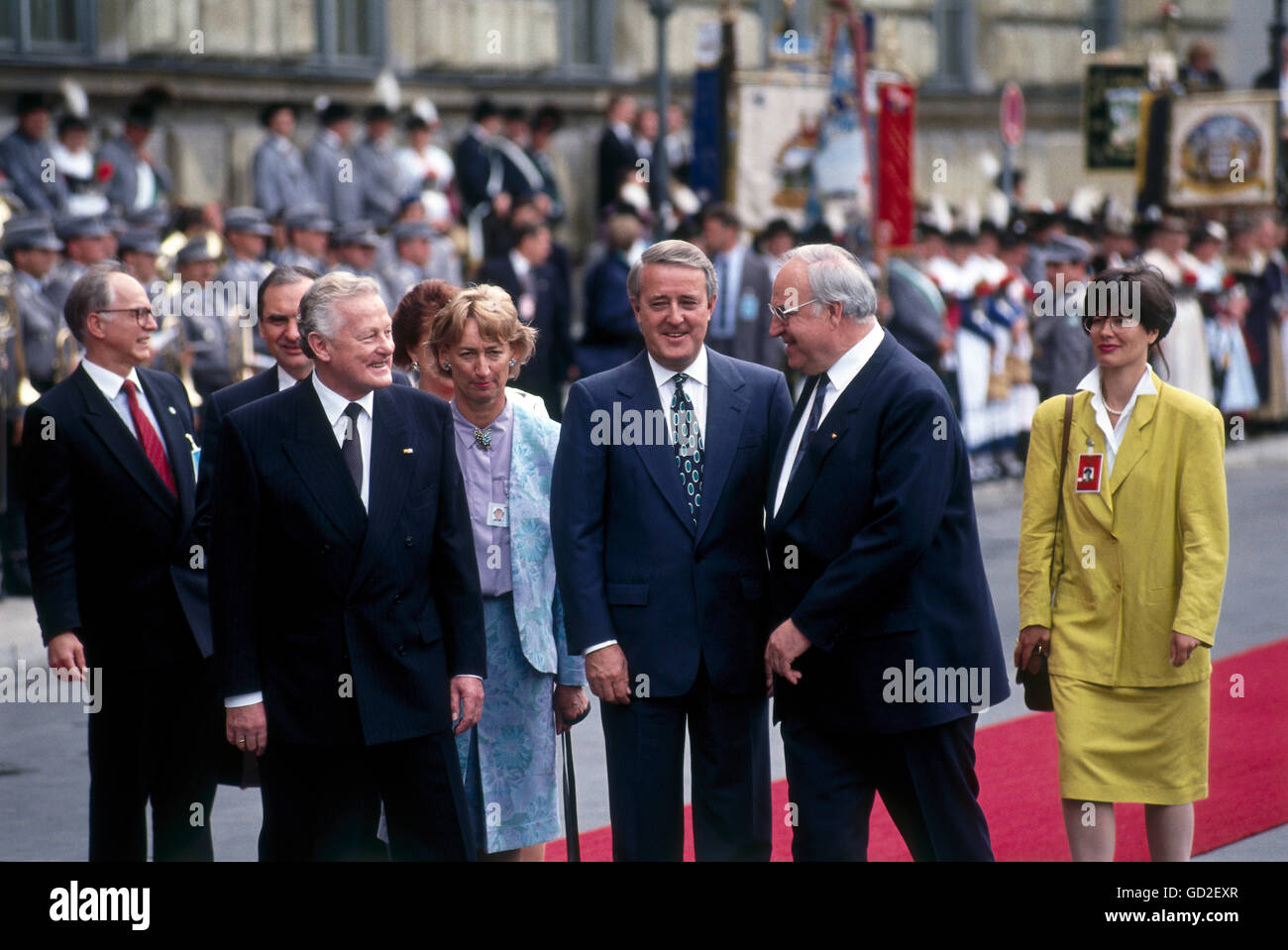 Politique, conférences, sommet du G-7, Munich, 6.- 8.7.1992, réception des invités de l'État, Max-Joseph-Platz, 6.7.1992, Chancelier Ferderal Helmut Kohl, Premier ministre de Bavière Max Streibl, Premier ministre du Canada Brian Mulroney tapis rouge, Max Joseph Platz, presse, politiciens, Conférence du G7, Allemagne, années 1990, 90, 20e siècle, historique, Clearences-les droits supplémentaires-les personnes-les plus-les droits-les plus-les plus-les droits-les plus-les droits-les droits-les droits-les droits Banque D'Images