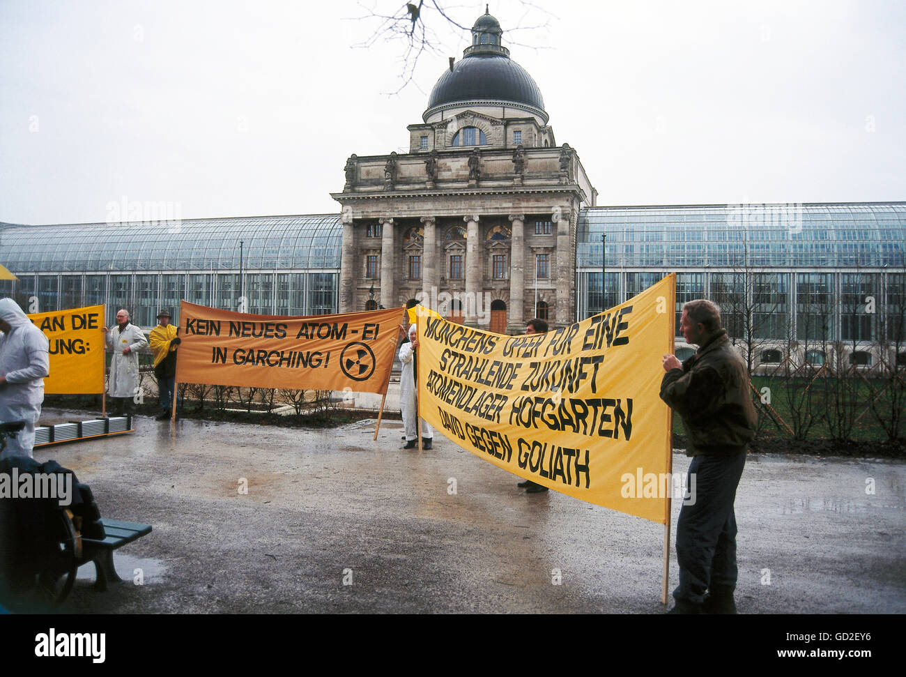 Géographie / Voyage, Allemagne, politique, démonstration, dépôt symbolique de déchets nucléaires devant la chancellerie d'Etat bavaroise, action du groupe d'action "Davide contre Goliath", Hofgarten, Munich, 5.12.1994, droits additionnels-Clearences-non disponible Banque D'Images