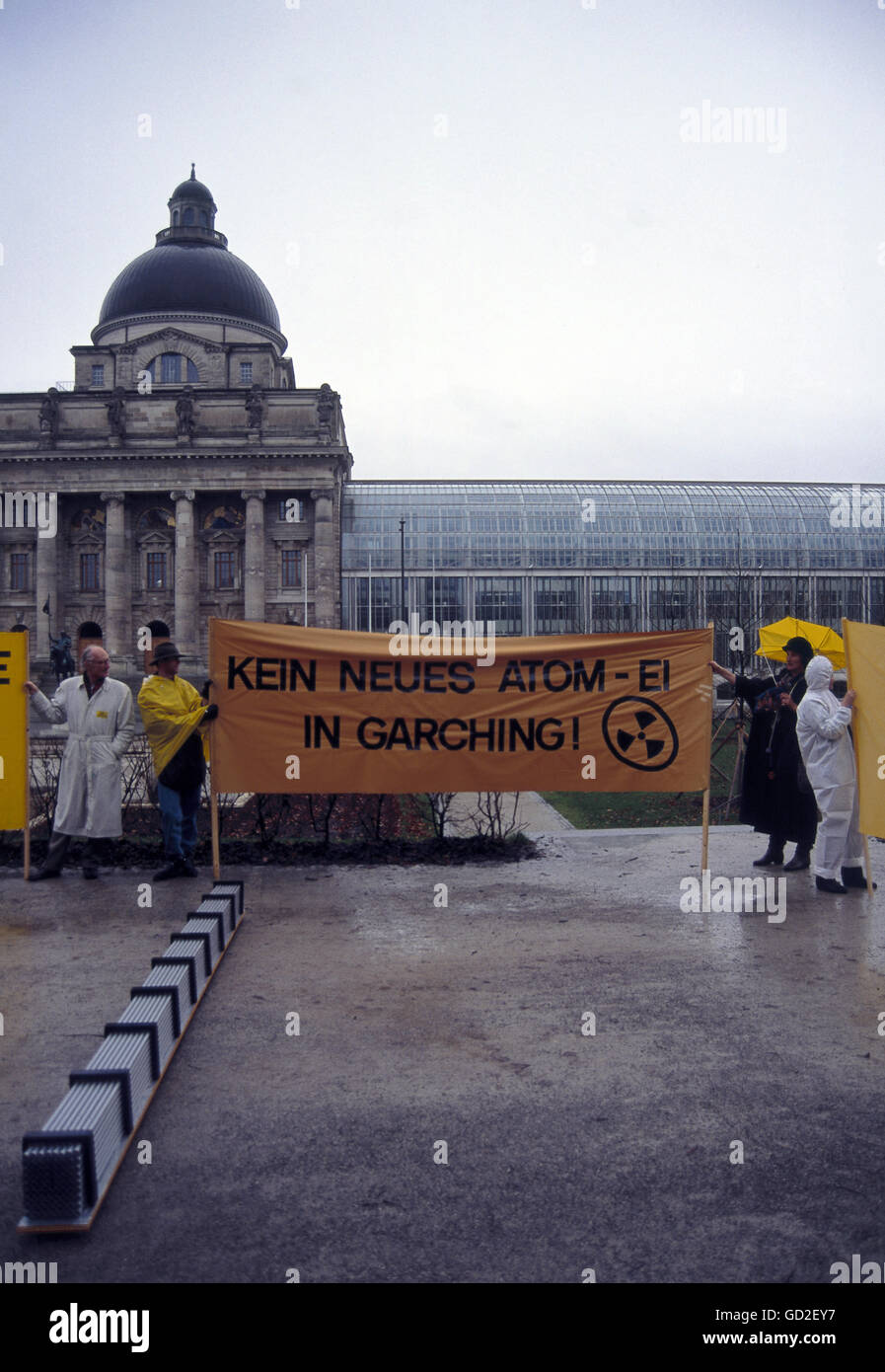 Géographie / Voyage, Allemagne, politique, démonstration, dépôt symbolique de déchets nucléaires devant la chancellerie d'Etat bavaroise, action du groupe d'action "Davide contre Goliath", Hofgarten, Munich, 5.12.1994, droits additionnels-Clearences-non disponible Banque D'Images