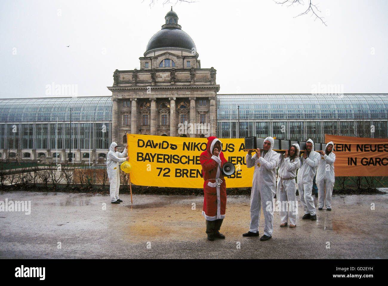 Géographie / Voyage, Allemagne, politique, démonstration, dépôt symbolique de déchets nucléaires devant la chancellerie d'Etat bavaroise, action du groupe d'action "Davide contre Goliath", Hofgarten, Munich, 5.12.1994, droits additionnels-Clearences-non disponible Banque D'Images