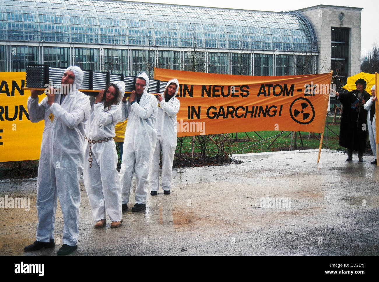 Géographie / Voyage, Allemagne, politique, démonstration, dépôt symbolique de déchets nucléaires devant la chancellerie d'Etat bavaroise, action du groupe d'action "Davide contre Goliath", Hofgarten, Munich, 5.12.1994, droits additionnels-Clearences-non disponible Banque D'Images