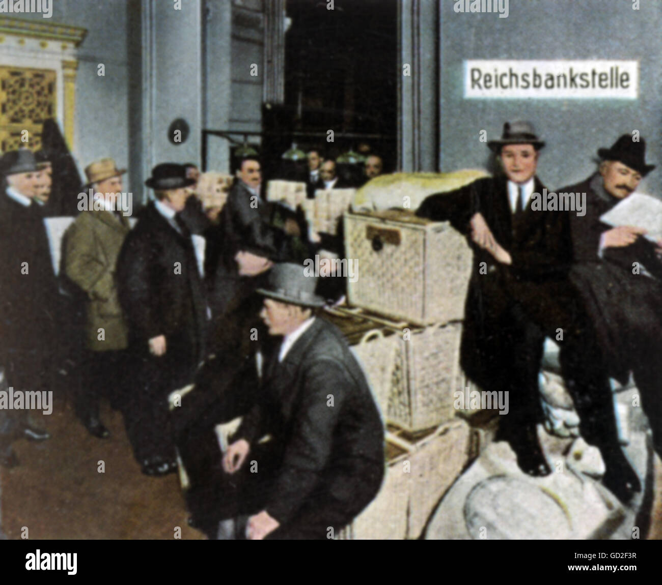 Hyperinflation 1922 - 1923, à la caisse de la Reichsbank argent payé à partir de paniers de vêtements, Berlin, octobre 1923, photo de couleur, carte à cigarettes, série 'Die Nachkriegszeit', 1935, droits additionnels-Clearences-non disponible Banque D'Images