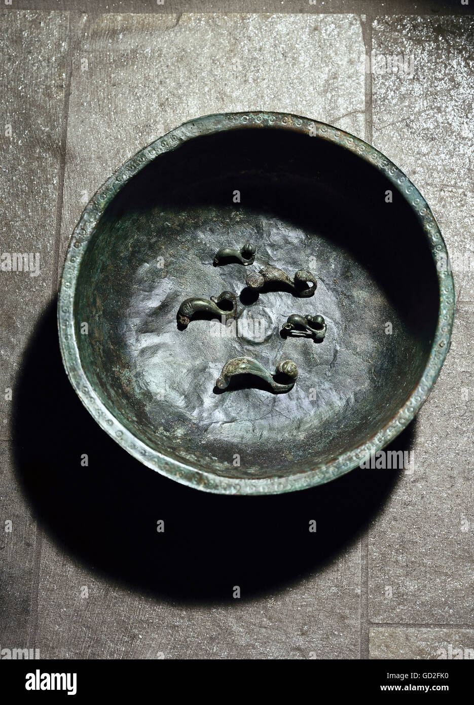 Beaux-arts, antiquité, celtes, sculpture en forme de bol avec dauphin fibulas, bronze, 6e siècle avant J.-C., Grosseibstaett, en Basse-franconie, Collection archéologique de l'Etat, Munich, l'artiste n'a pas d'auteur pour être effacé Banque D'Images