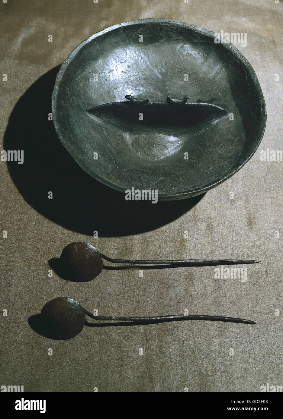 Beaux-arts, antiquité, celtes, sculpture, sectaires bol, bar avec deux oiseaux, argile, 6e siècle avant J.-C., Grosseibstaett, en Basse-franconie, Collection archéologique de l'Etat, Munich, l'artiste n'a pas d'auteur pour être effacé Banque D'Images