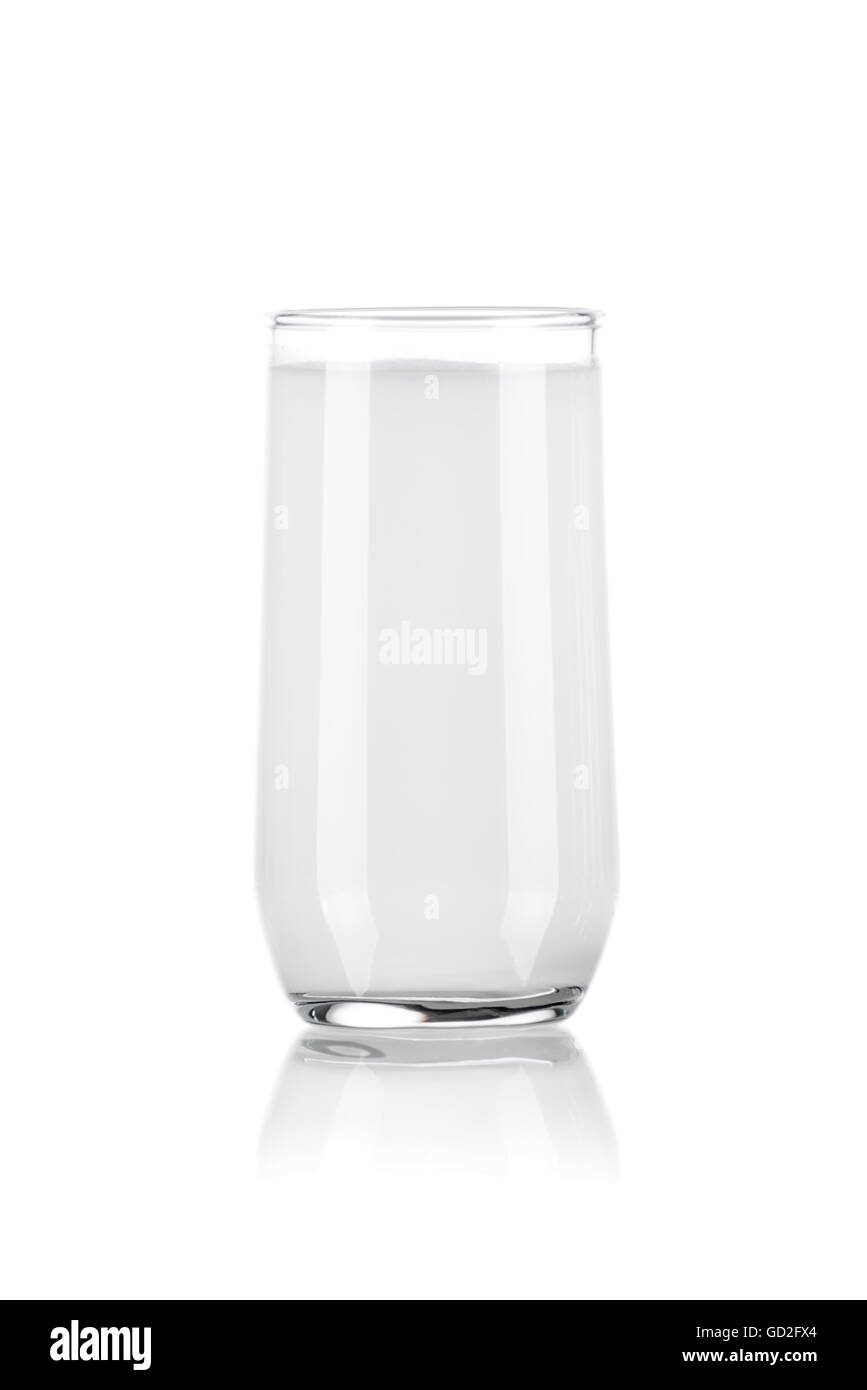 Verre de lait pur isolé sur fond blanc Banque D'Images