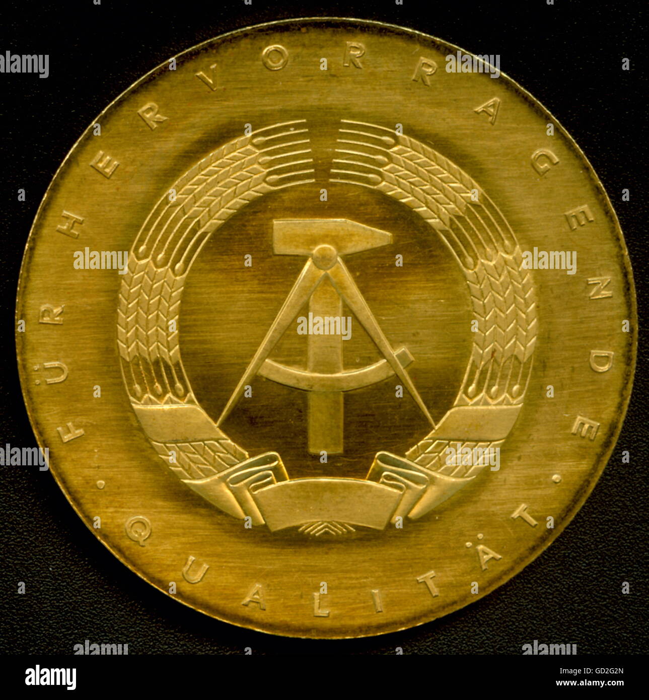 Décorations, médaille d'or de la foire internationale de Leipzig ''pour l'excellente qualité (métaux lourds non ferreux, plaqué or), concept: Rudi Hoegner, introduit: 1963, droits additionnels-Clearences-non disponible Banque D'Images