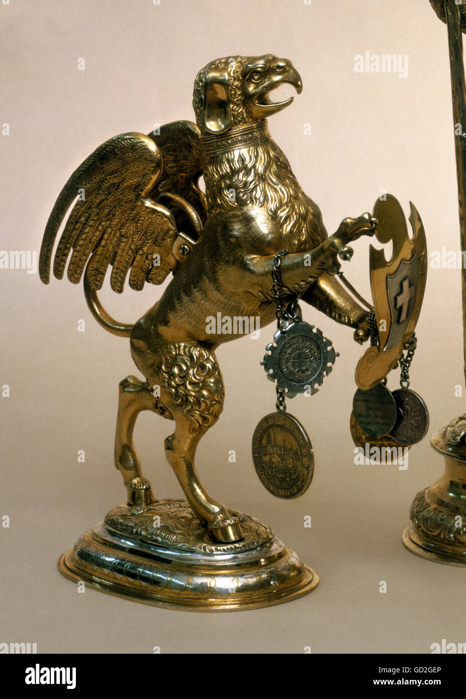 Artisanat, guildes, gryphon, goblet de la guilde de tisserand, doré, Suisse, début du XVIIe siècle, griffin, griffon, goblets, bijou, Trésor, tisserand, tisserands, guilde, guildes, navire, navires, conteneur, conteneurs, fabuleux animal, animaux fabuleux, beaux-arts, art, artisanat, artisanat, artisanat, artisanat, artisanat, métal, métaux, métaux, libertés historiques, non disponibles Banque D'Images