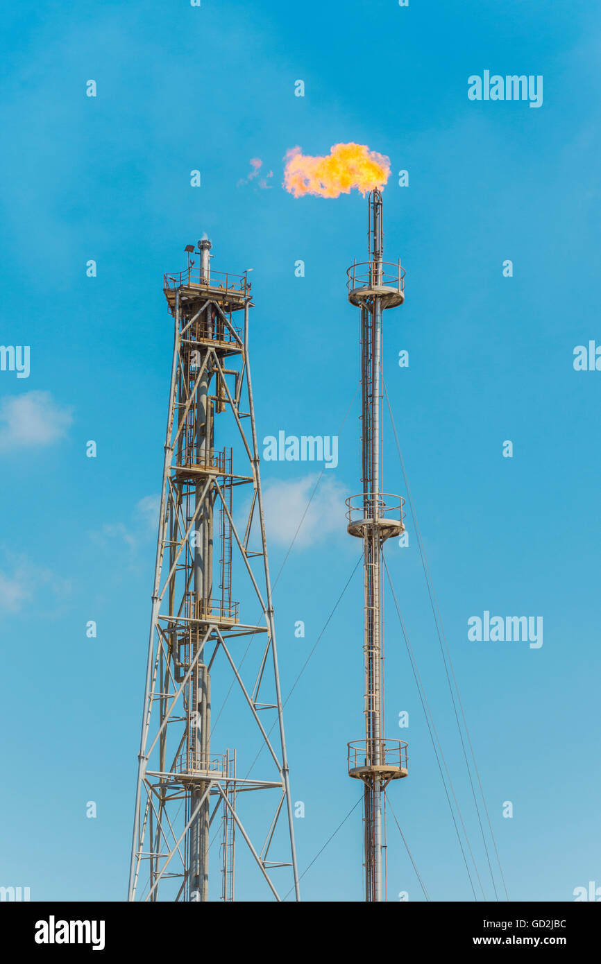 Le pétrole et le gaz plus évasé ciel bleu à la lumière du jour Banque D'Images