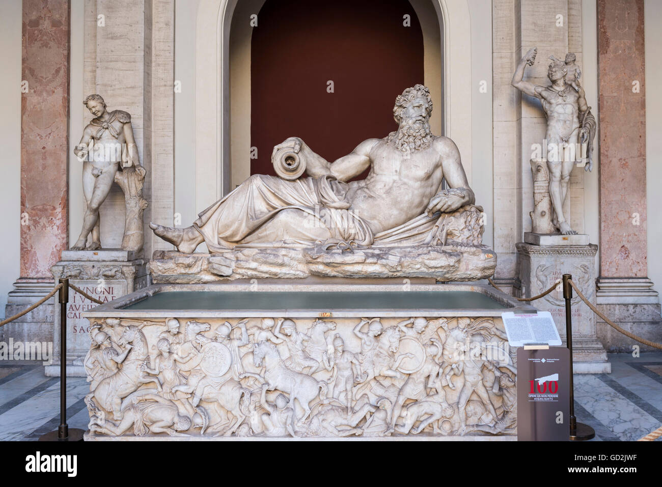 Statue de Divinità fluviale (Arno), dans la Cour octogonale (Cortile) Ottagono, Musée du Vatican, Rome, Italie. Banque D'Images