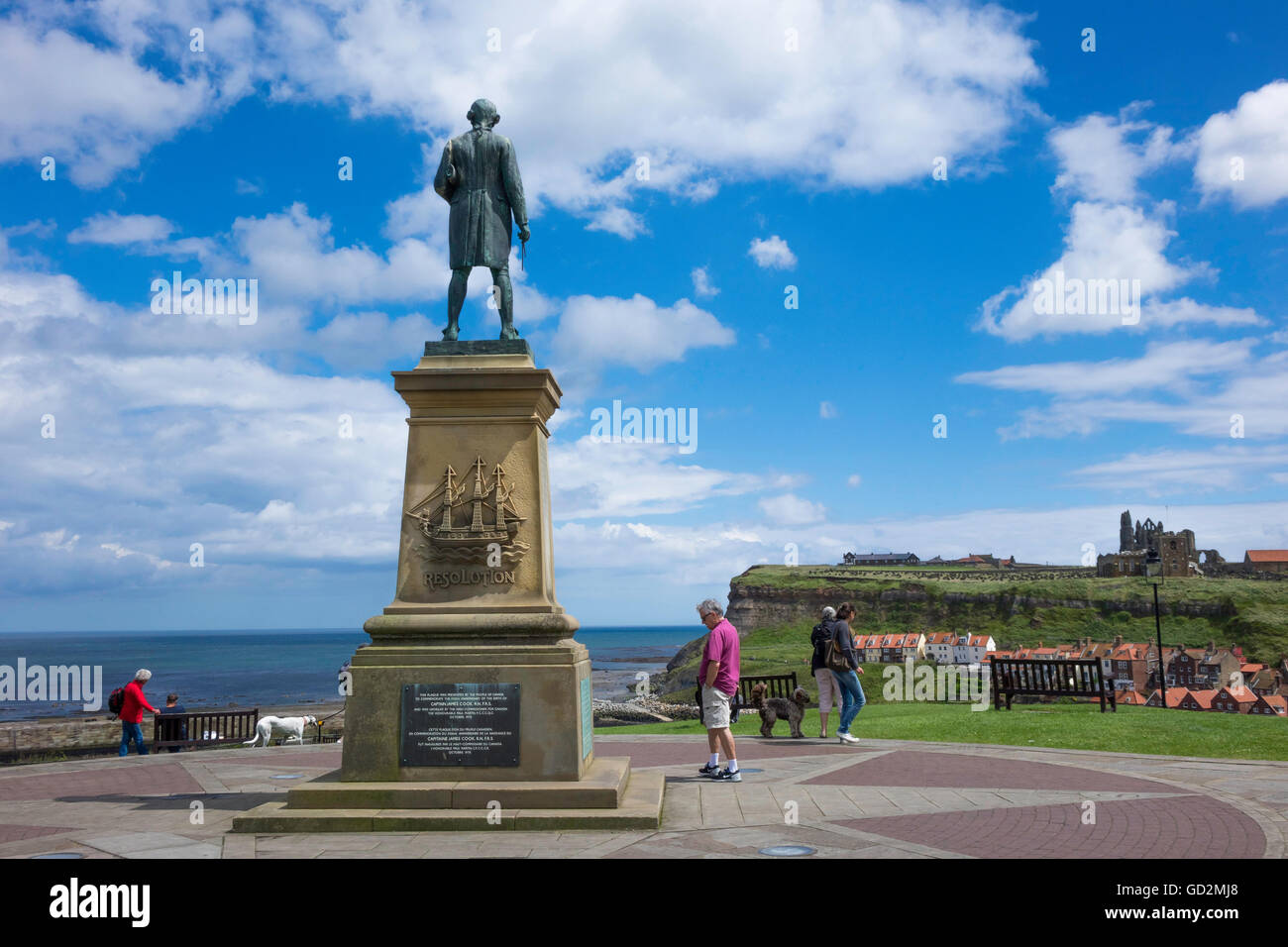 Statue commémorative du célèbre explorateur le capitaine James Cook sur West Cliff donnant sur le port de Whitby, North Yorkshire Angleterre Banque D'Images