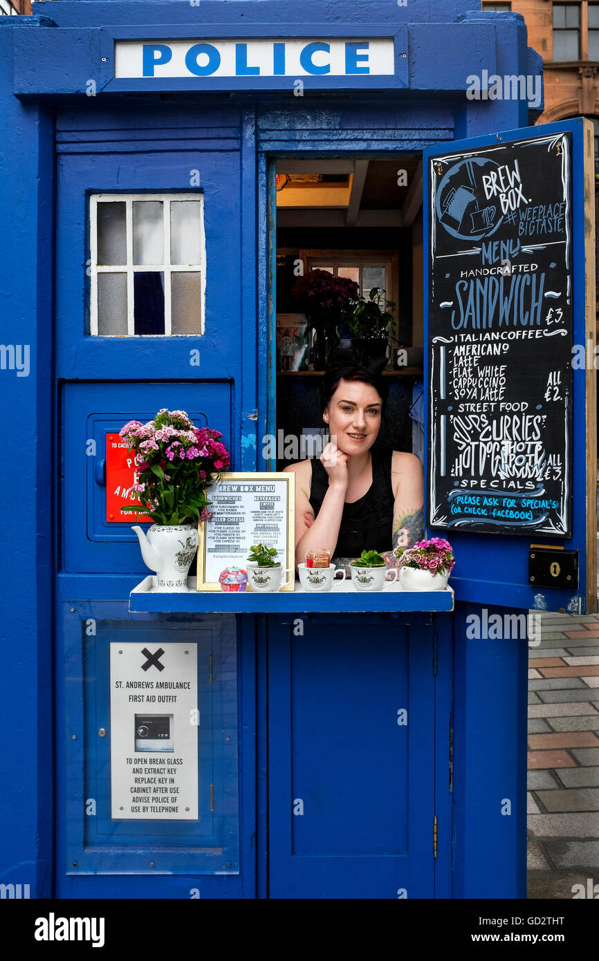 1936 La police traditionnelle fort, transformé en un café, Merchant City, Glasgow, Ecosse, Royaume-Uni. Photo comprend le propriétaire Laura Cameron Banque D'Images