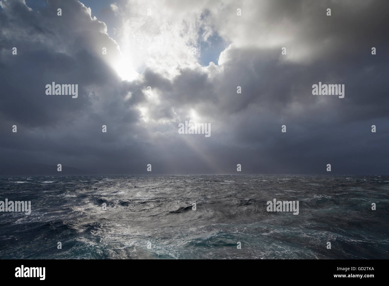 Les rayons du soleil percent les nuages de tempête sur le détroit de Foveaux, Nouvelle-Zélande Banque D'Images