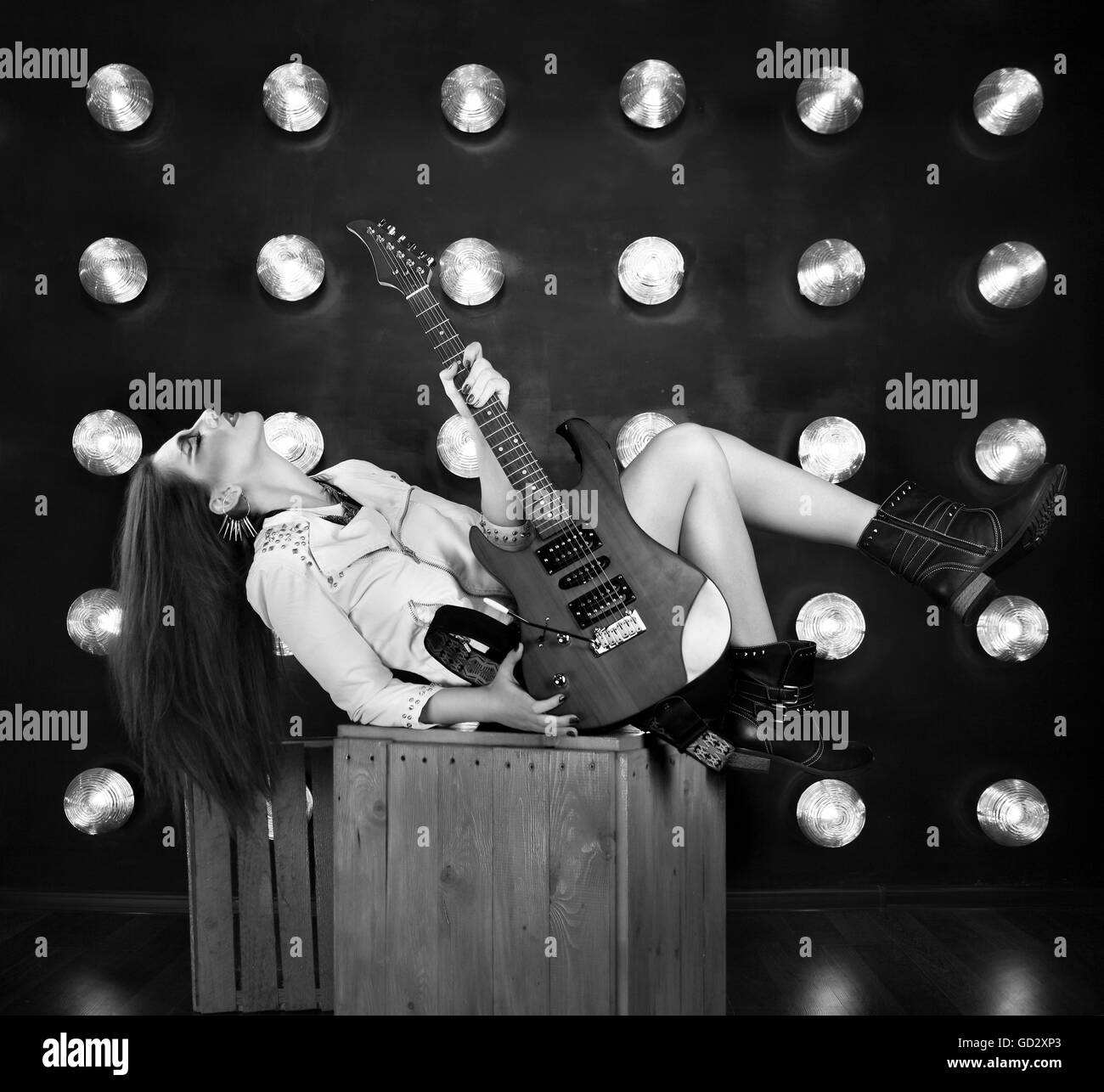 Portrait d'une jolie fille punk avec cool composent holding guitar Banque D'Images
