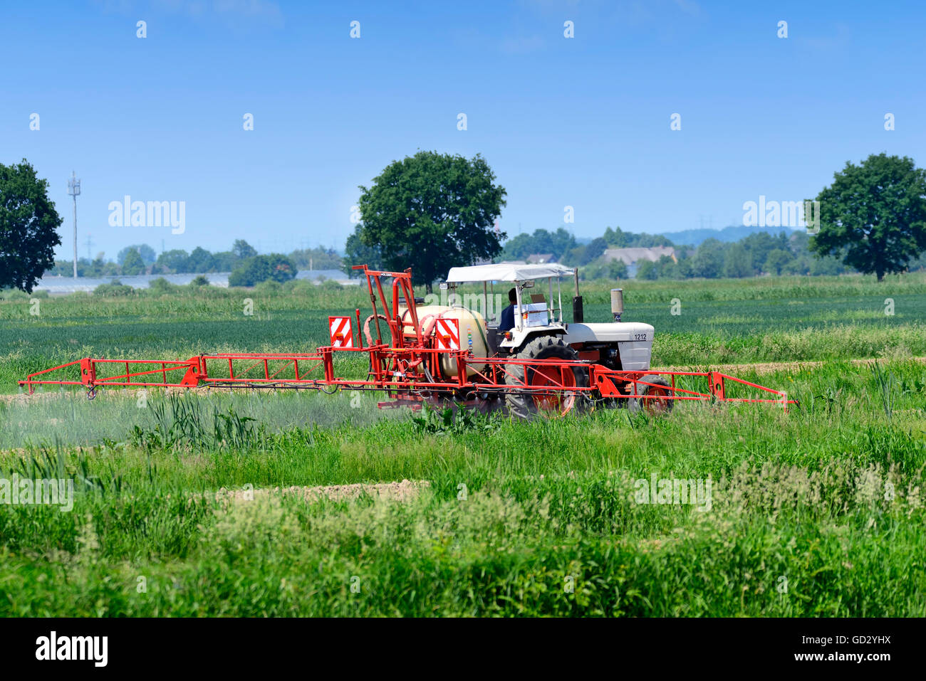 Le tracteur la pulvérisation de pesticides sur un champ Banque D'Images