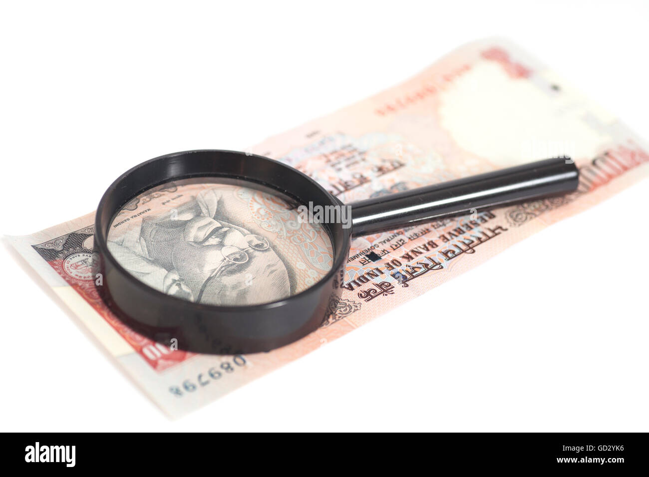 Monnaie indienne Roupie indienne note avec loupe isolé sur fond blanc Banque D'Images