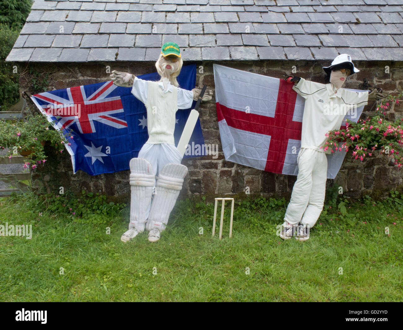 Deux épouvantails habillé en anglaise et australienne de cricket représentant les cendres Cricket Concours, Devon, England, UK Banque D'Images