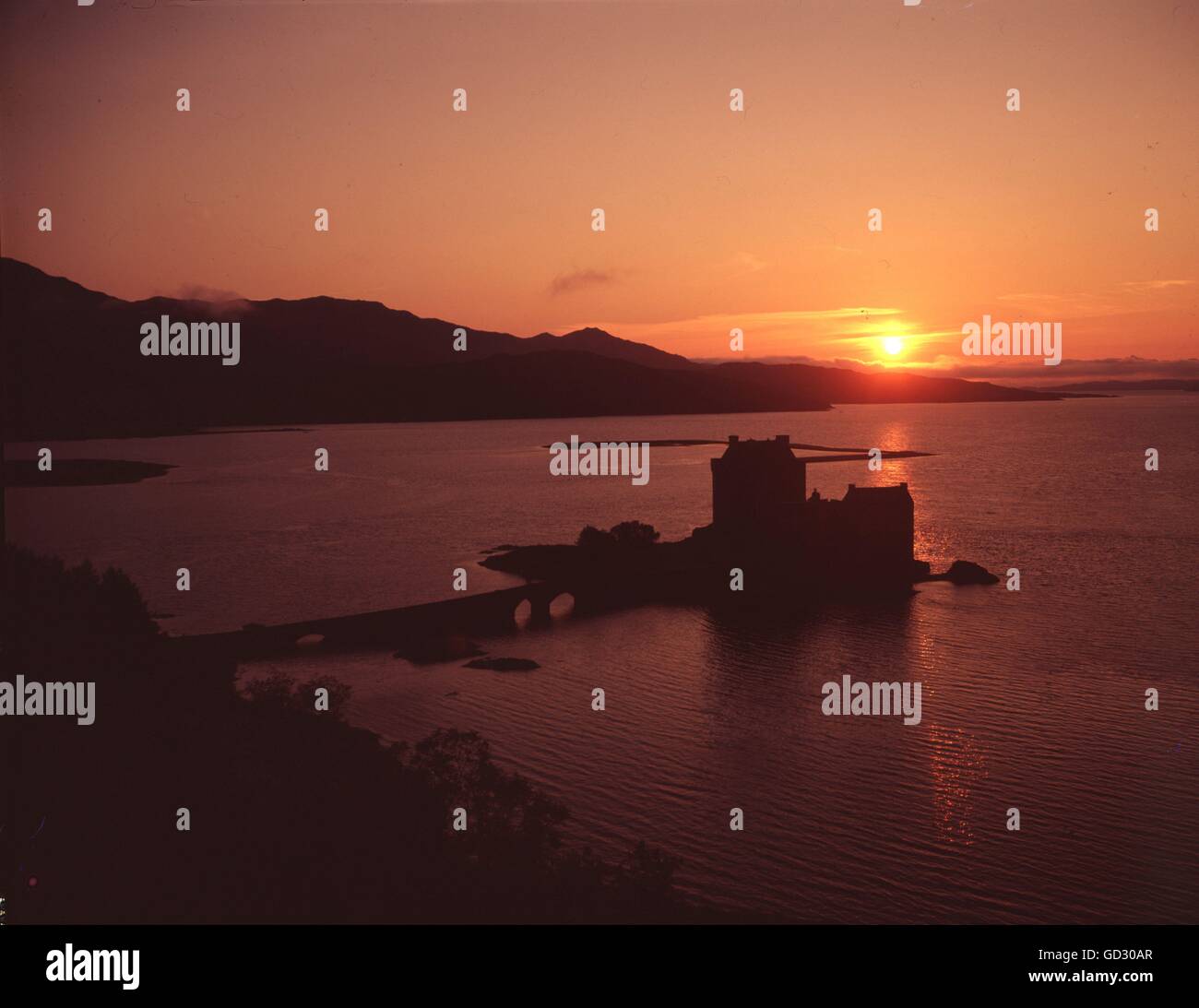 L'Écosse, Ross. Coucher du soleil d'hiver sur le Loch Alsh avec le Château d'Eilean Donan décrites dans la lumière du soir. Circa 1990. Numérisées à partir de Banque D'Images