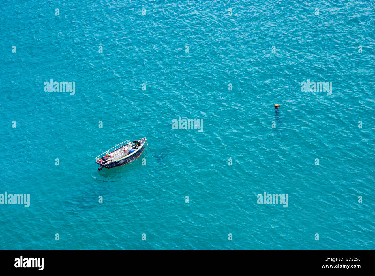 Petit bateau sur la mer, vue aérienne, à Guernesey Banque D'Images