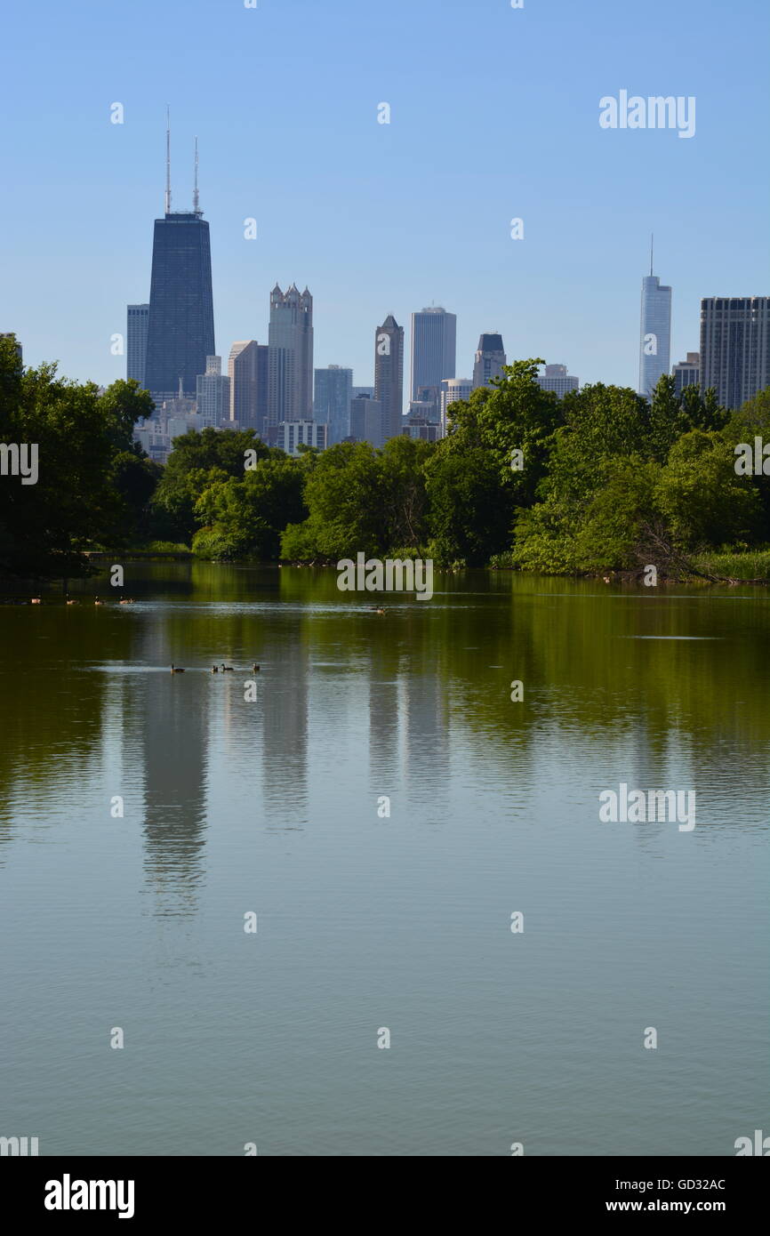 Le John Hancock Building et Trump Tower augmentent avec l'horizon de Chicago sur l'Étang du quartier de Lincoln Park Banque D'Images