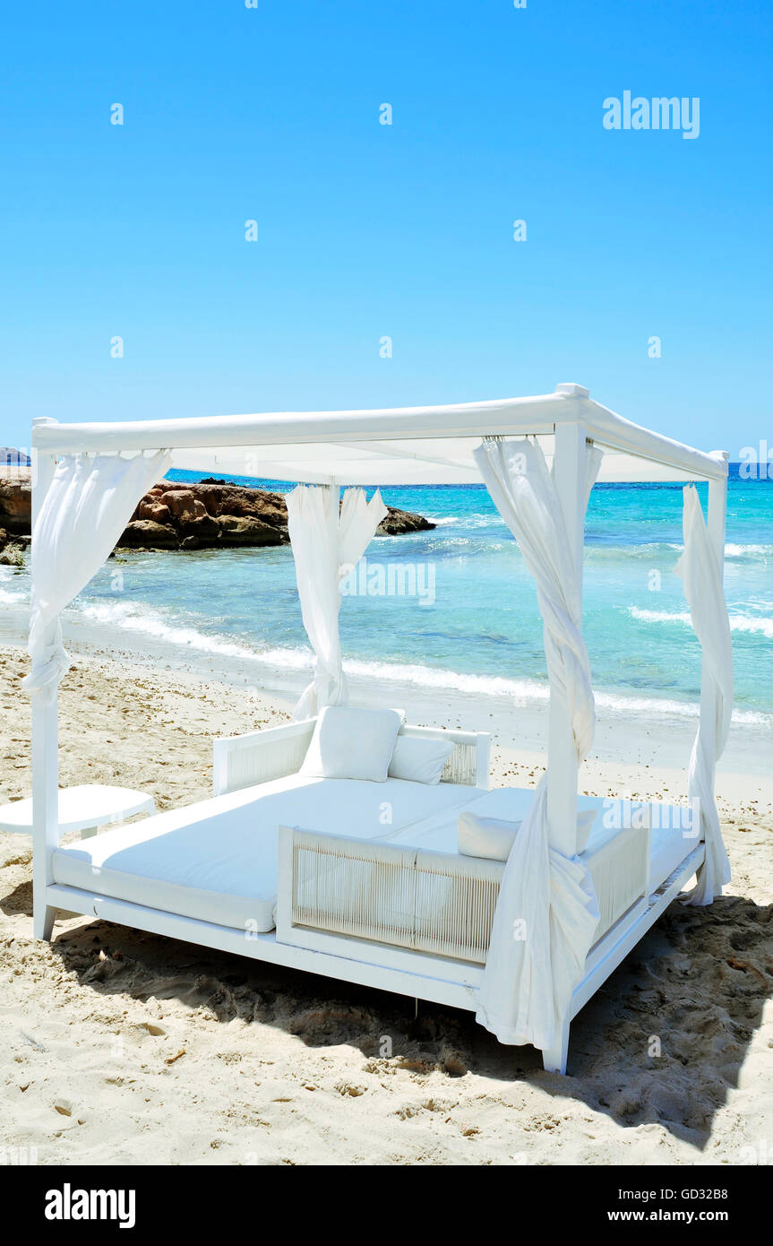 Libre de lit blanc dans un club de plage dans une plage de sable blanc à Ibiza, Espagne Banque D'Images