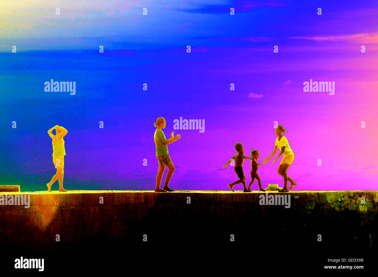 Réseau des enfants jouant près de la mer à Funafuti Tuvalu atol Banque D'Images