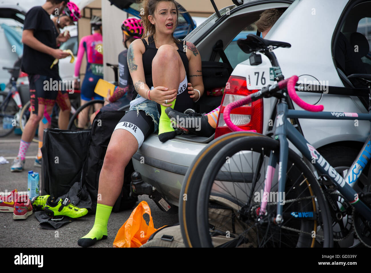 Les cyclistes avant une course à bicyclette le crochet rouge fixe à Londres Critérium de vélo Vélos Vélo de course Crit Banque D'Images