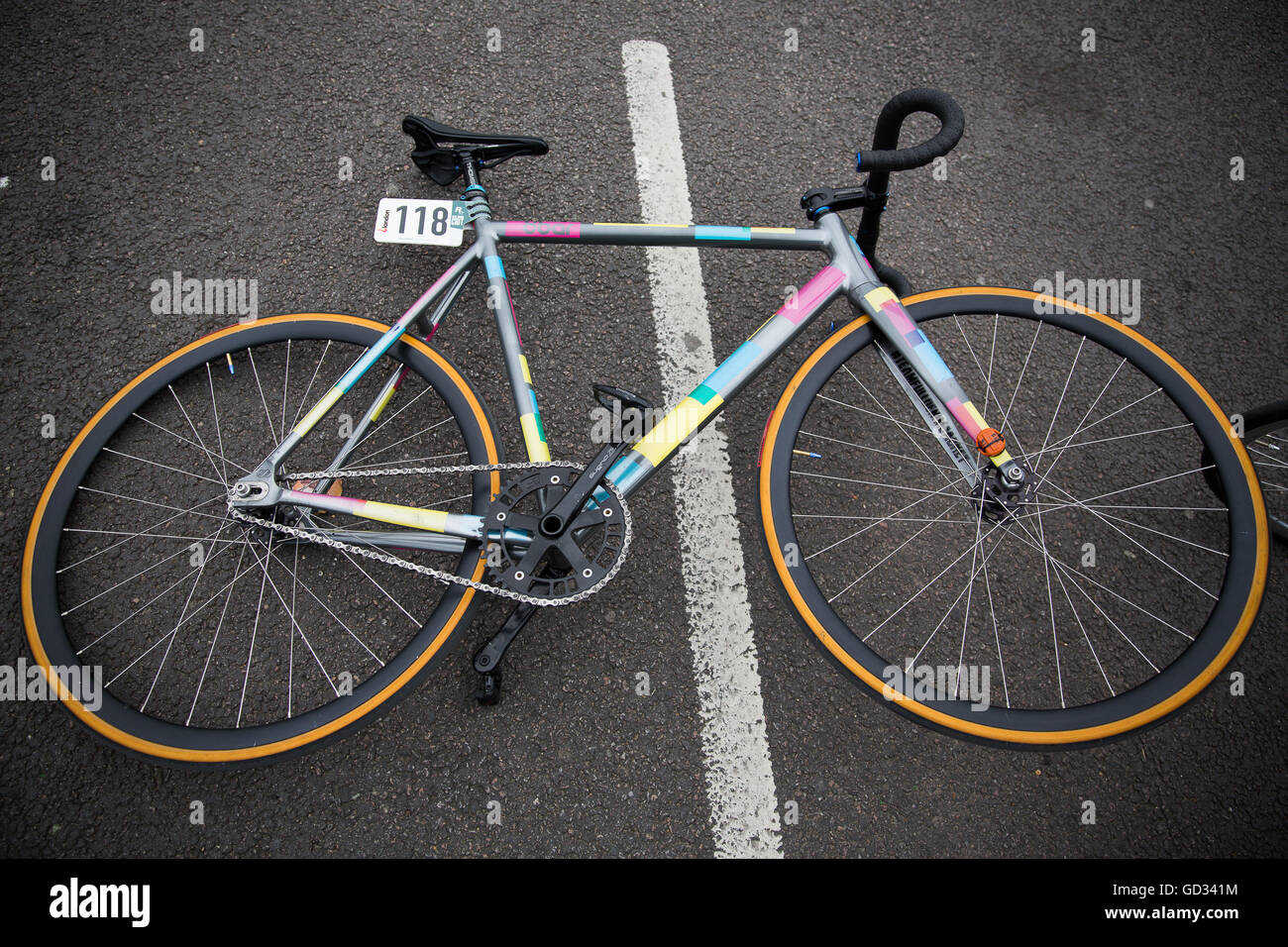 Un fixie pignon fixe vélo location de vélos de piste à une vitesse plus de freins rouge de l'équipe Critérium Crochet London Greenwich Peninsula Cycle 2016 Banque D'Images