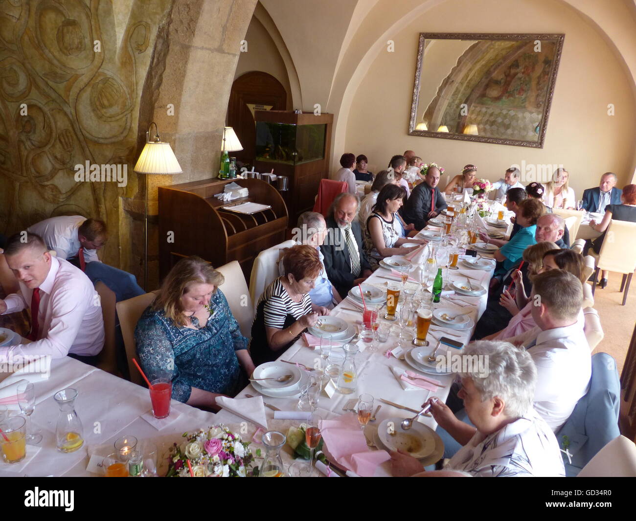 Réception de Mariage, mariée, marié, une fille, heureux, bonheur, soupe, boissons, vous, sympathisants, de l'alimentation, le déjeuner Banque D'Images