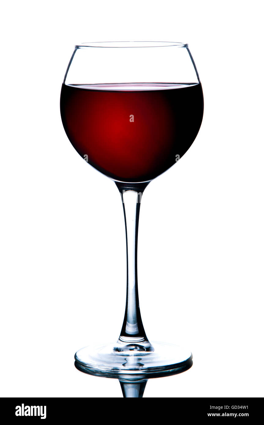 Dans un verre de vin rouge isolé sur fond blanc - image photo réaliste - avec clip path Banque D'Images