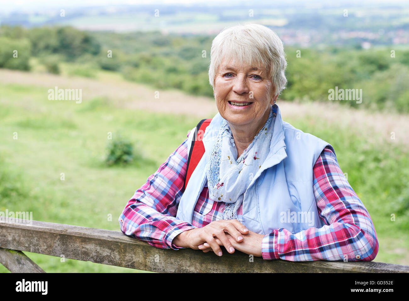 Portrait of Senior Woman Hiking in Countryside Banque D'Images