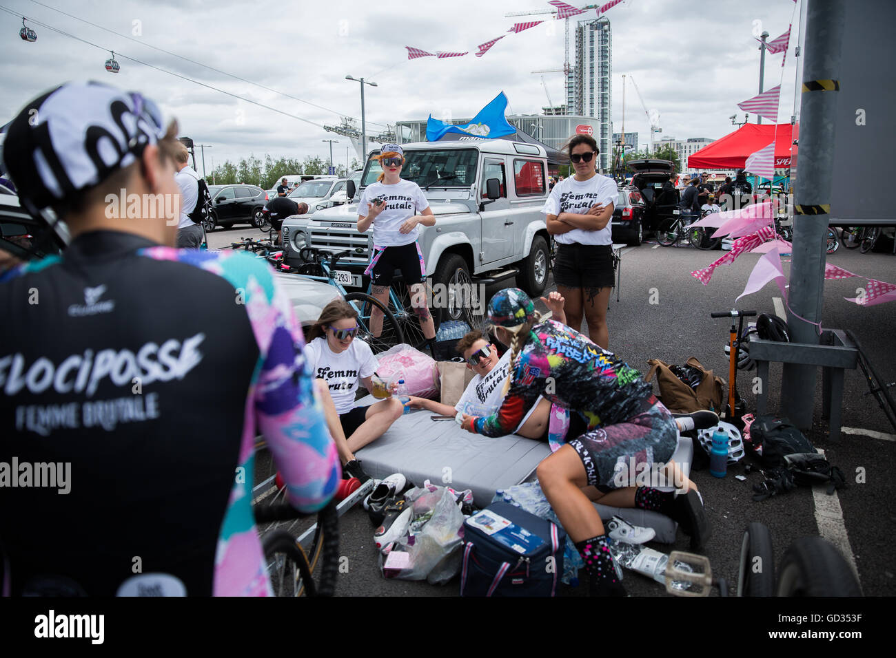 Red Hook Criterium Londres 2016 vélos pignon fixe Crit girls having fun avant la course Banque D'Images