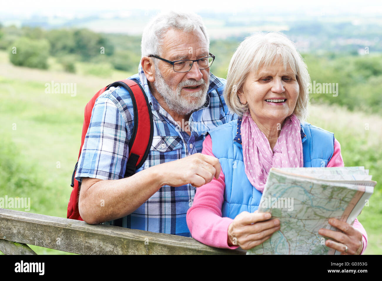 Senior Couple Hiking in Countryside Banque D'Images