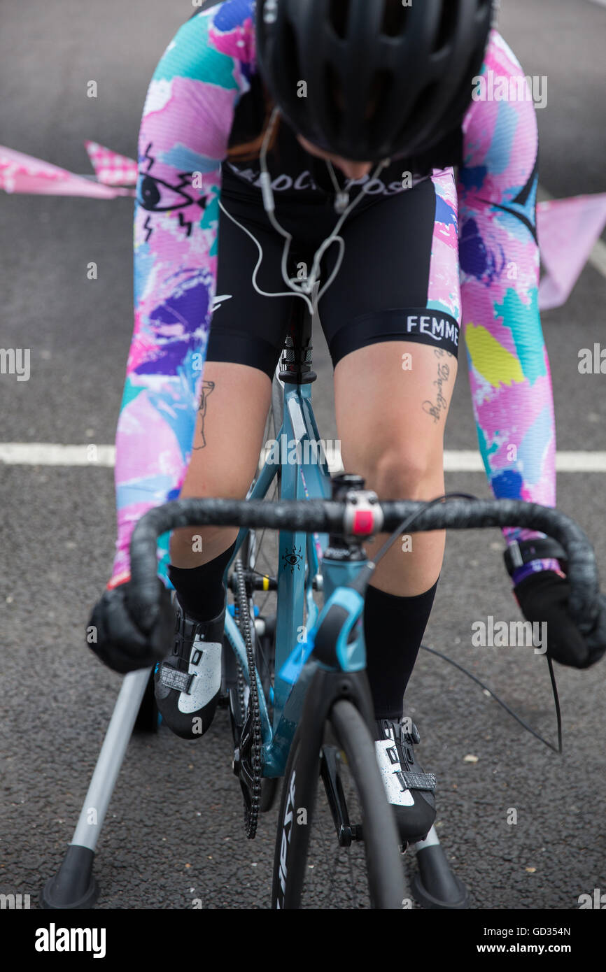 Red Hook Londres 2016 Critérium cycliste se réchauffer sur les rouleaux Banque D'Images