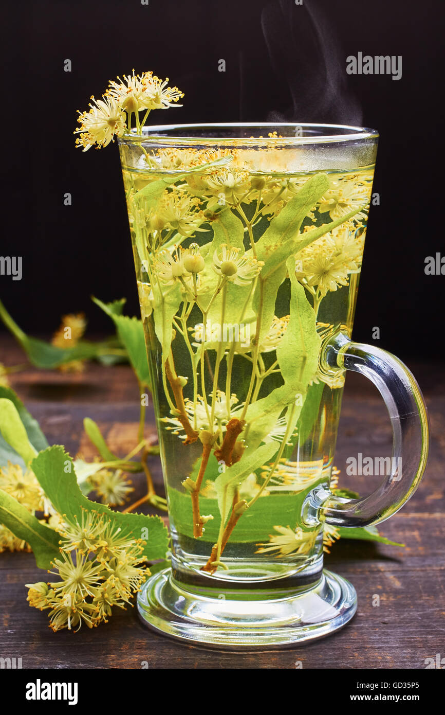 Tasse en verre de thé avec des fleurs de tilleul Banque D'Images