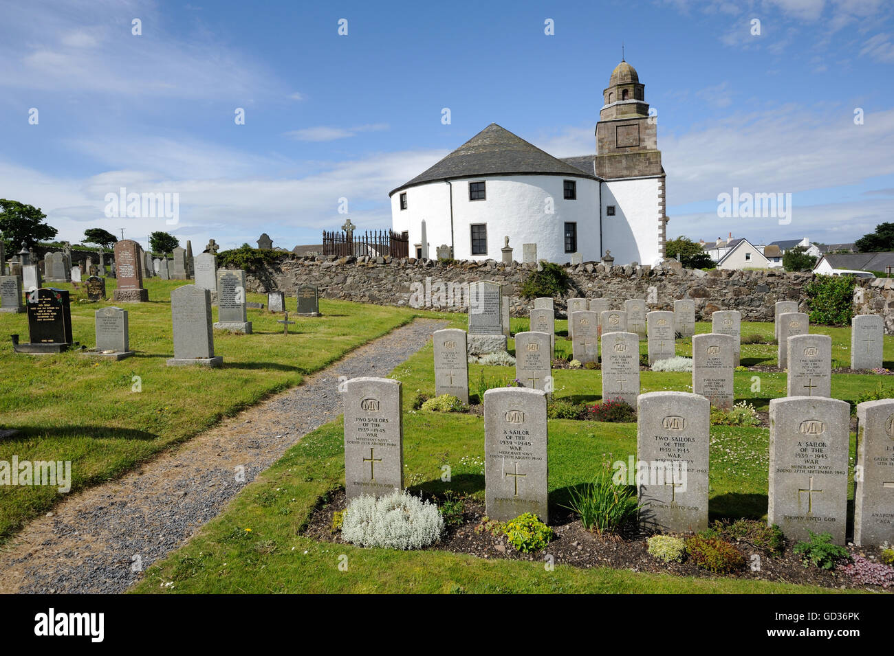 L'Église Eglise d'Ecosse Kilarrow Parish Church de Bowmore avec tombes de marins tués au cours de la Seconde Guerre mondiale. Banque D'Images