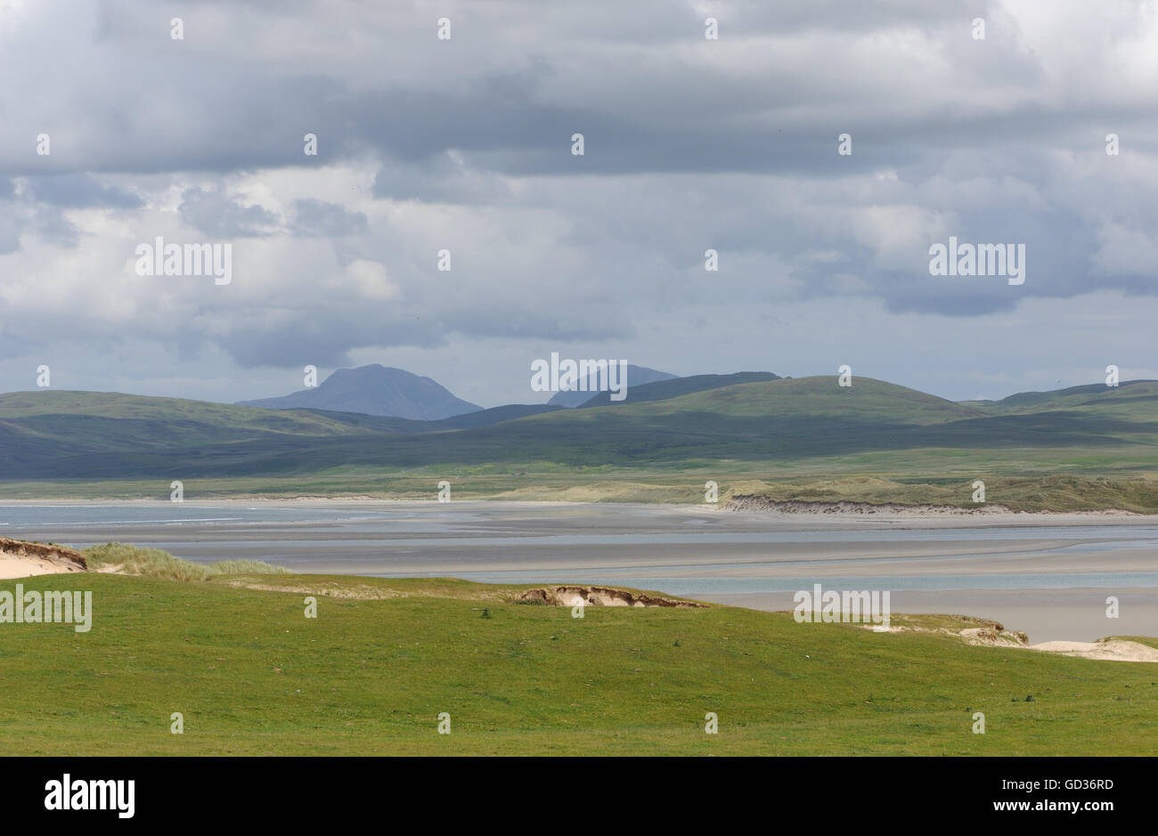 Loch Gruinart à marée basse avec les Paps of Jura dans la distance. Gruinart, Islay, Hébrides intérieures, Argyll, Scotland, UK. Banque D'Images