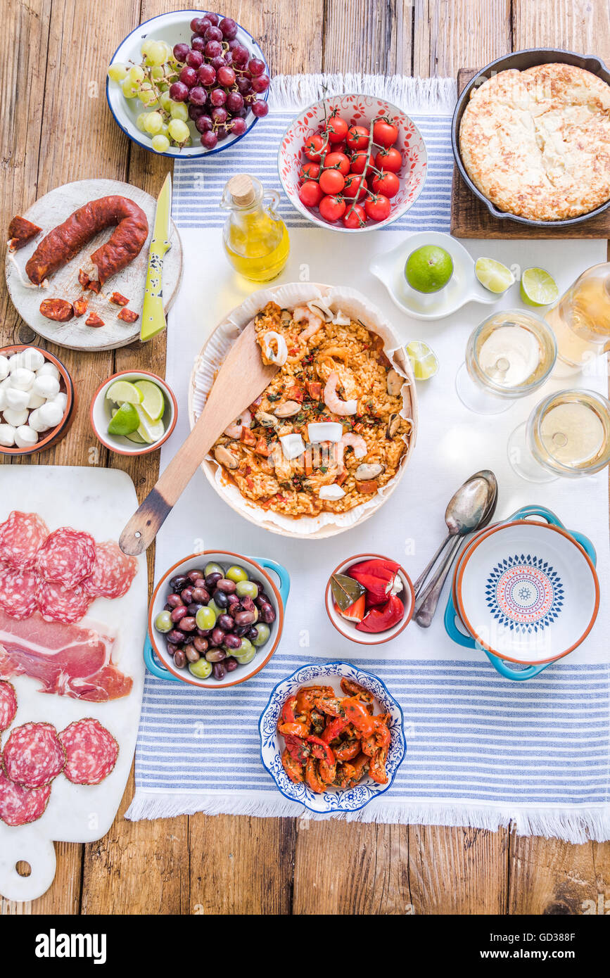 La cuisine espagnole, la paella et tapas sur table, cuisine de fête partage Banque D'Images