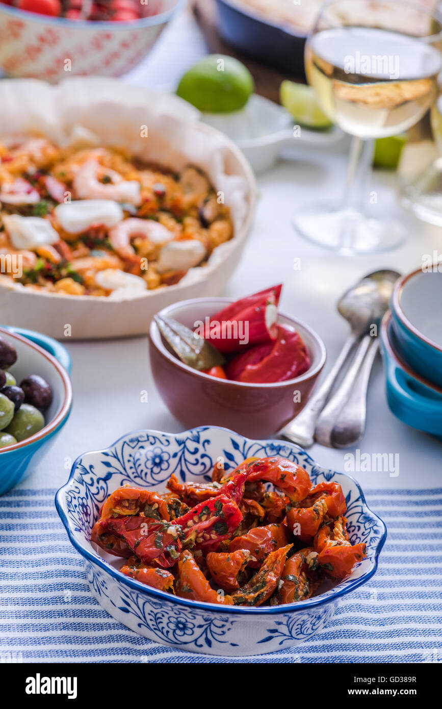 Tomates séchées et de tapas sur la table Banque D'Images