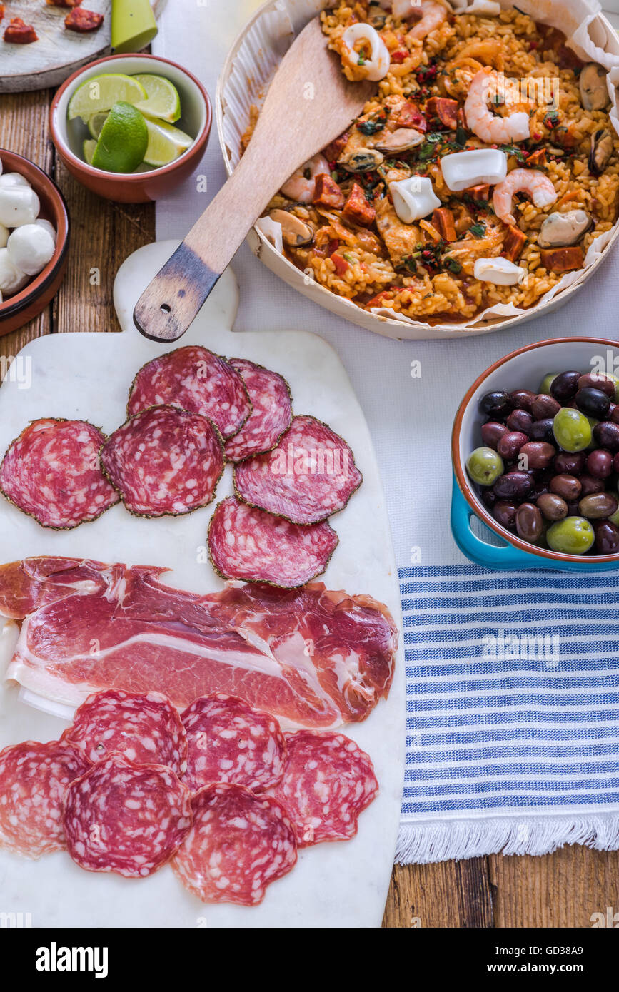 La cuisine espagnole partagé sur table, d'en haut Banque D'Images