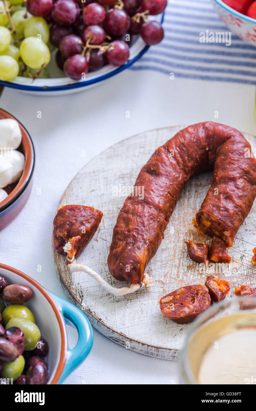 Tapas chorizo espagnol sur planche de bois Banque D'Images