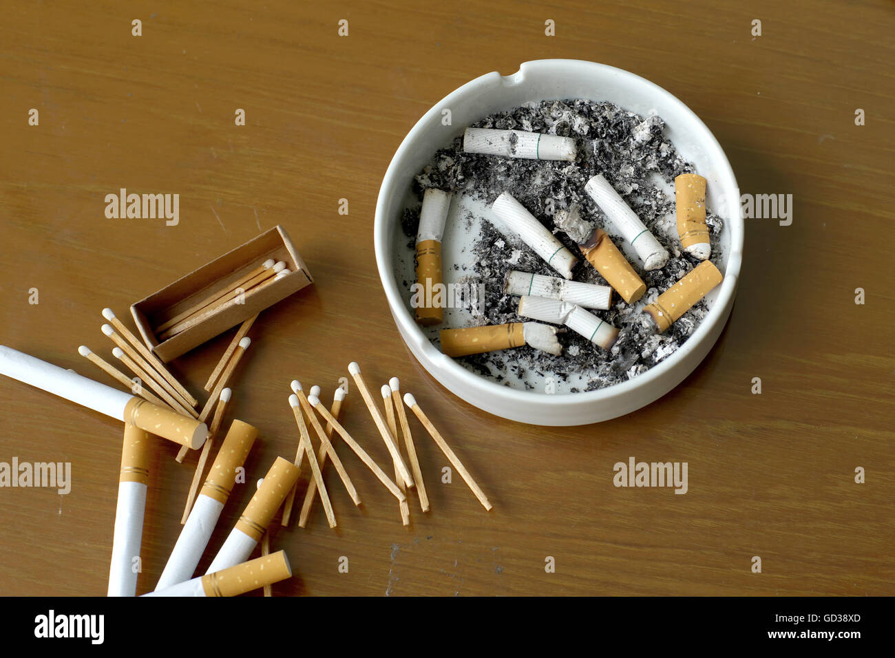 Fumé des cigarettes au cendrier blanc et sur la table en bois d'allumette  Photo Stock - Alamy