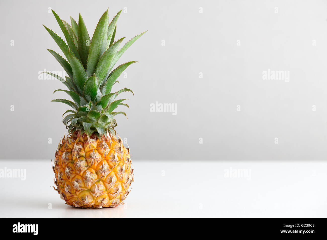 Ananas mûrs sur un tableau blanc Banque D'Images