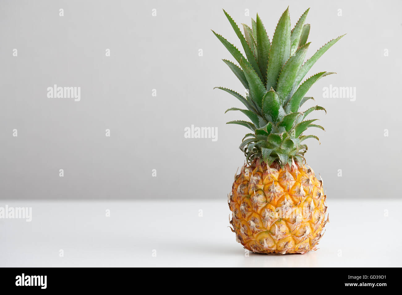 Ananas mûrs sur un tableau blanc Banque D'Images