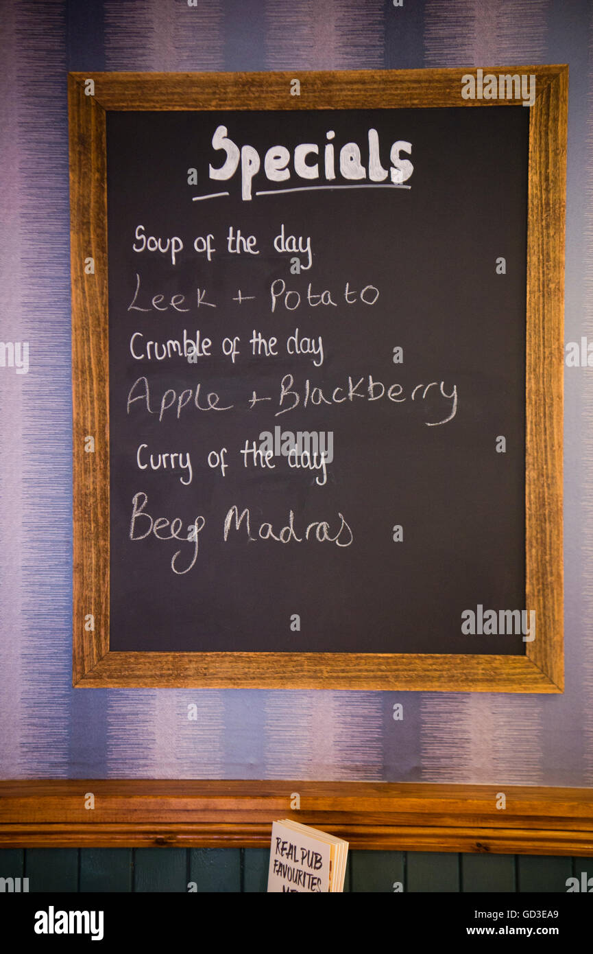 Tableau noir du jour liste manuscrite bar nourriture repas disponibles dans un pub bar tavern, UK Banque D'Images