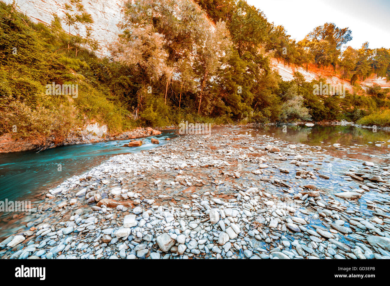 Les eaux claires et transparentes sur le lit d'un fleuve sur les vertes collines de l'Émilie-Romagne en Italie Banque D'Images