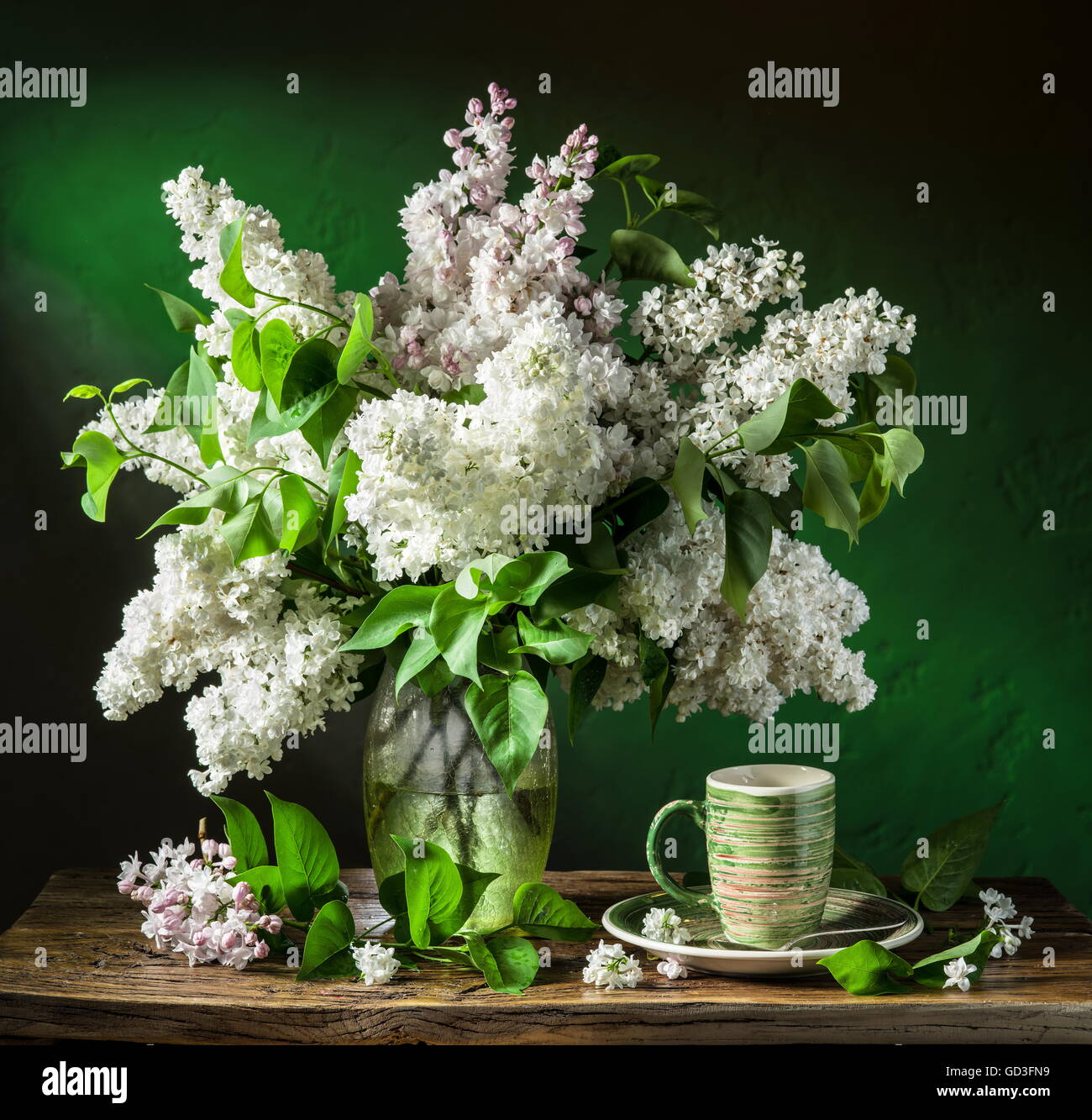 Bouquet de lilas sur la table en bois. Banque D'Images