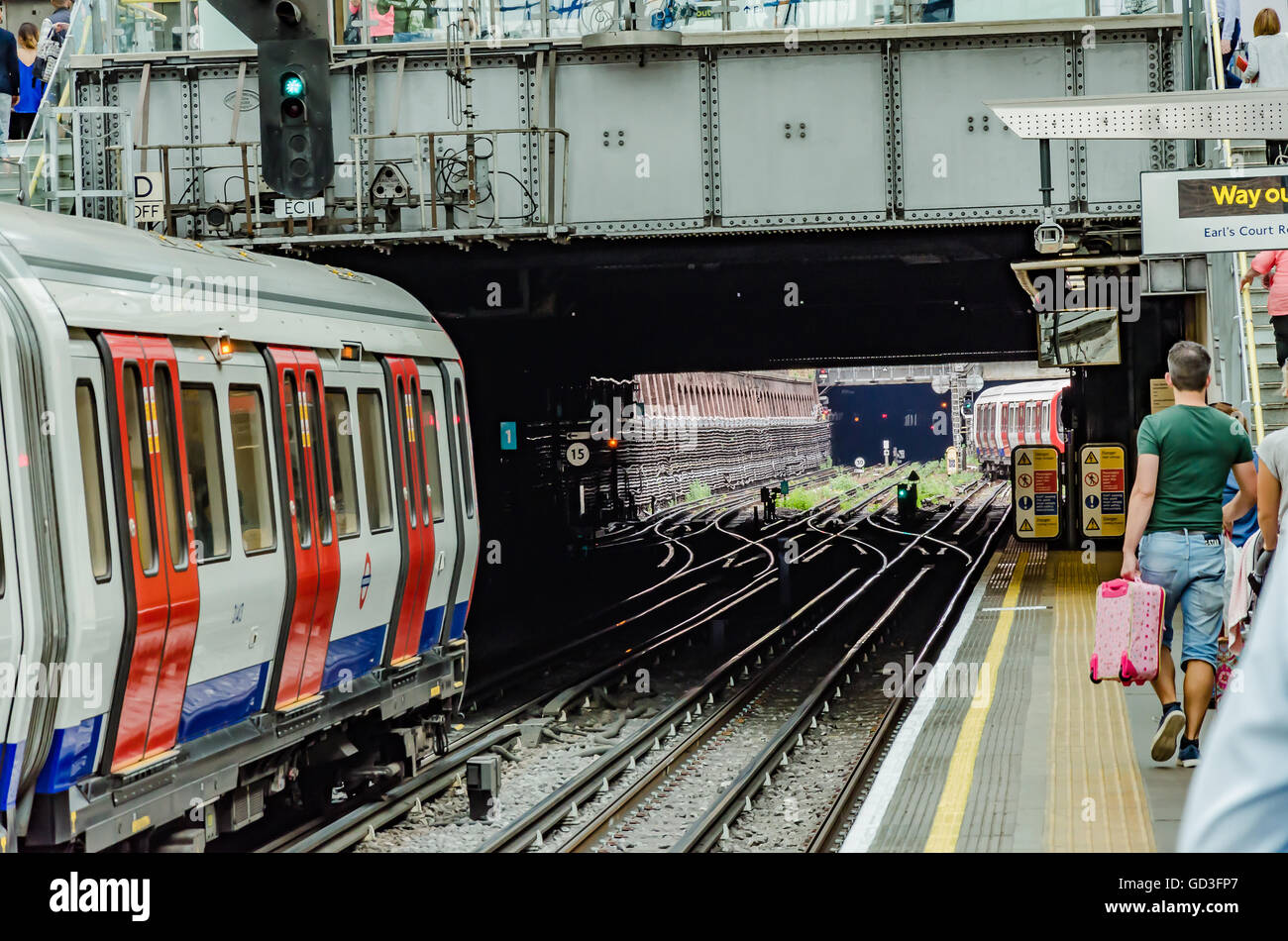 Un train se trouve à Earl's Court Station de métro de Londres en attente de départ. Banque D'Images