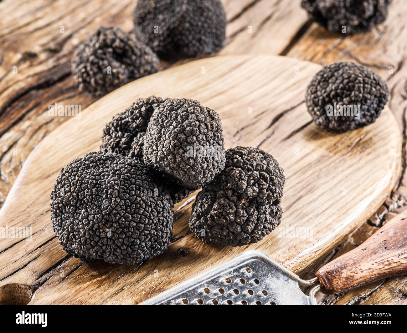 Truffes noires sur la vieille table en bois. Banque D'Images