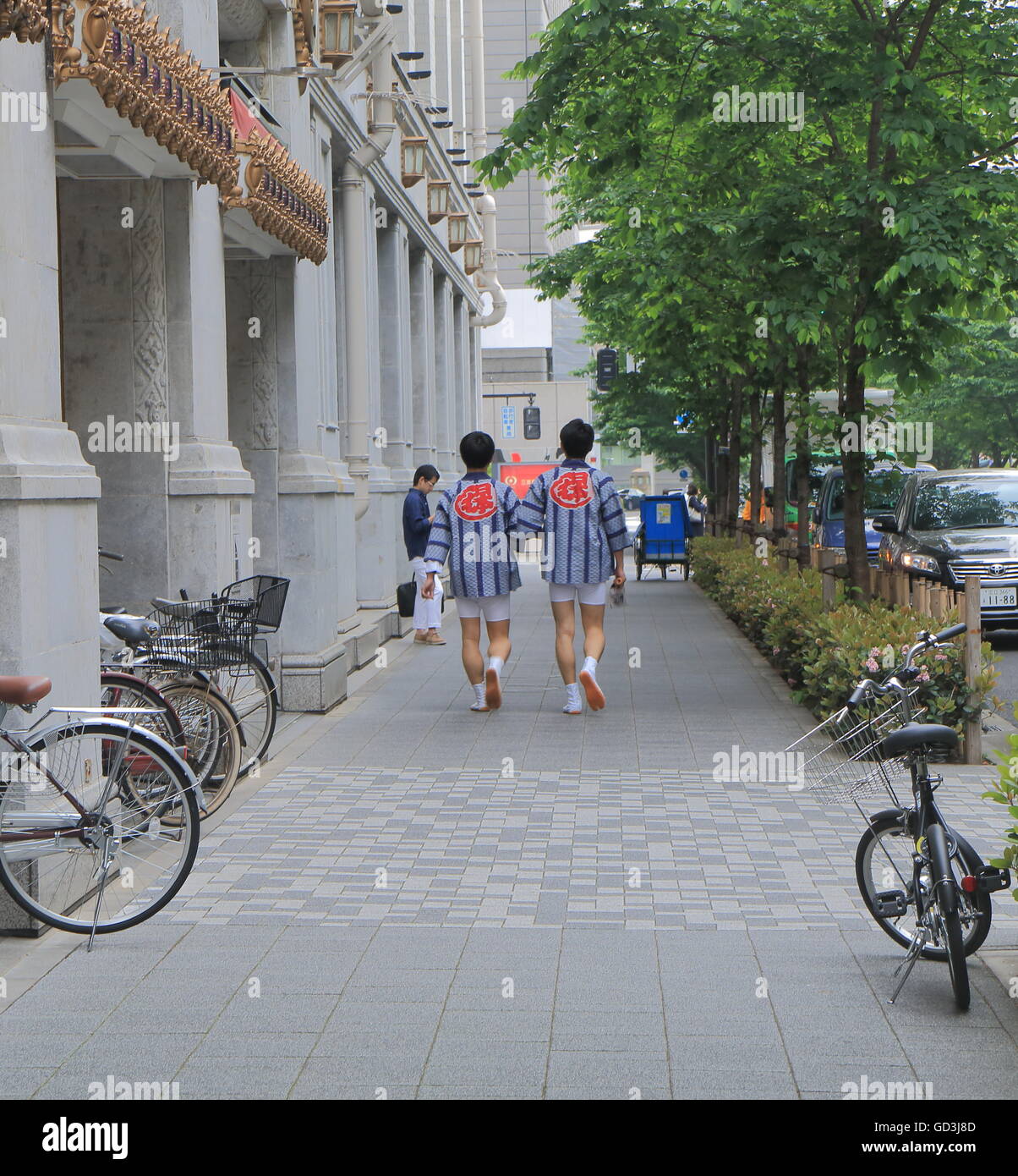 Les gens marchent en costume festival japonais à Tokyo au centre-ville. Banque D'Images
